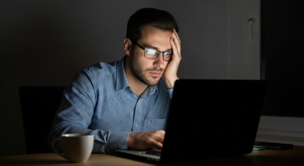 Trabalhador remoto exausto realizando horas extras em home office